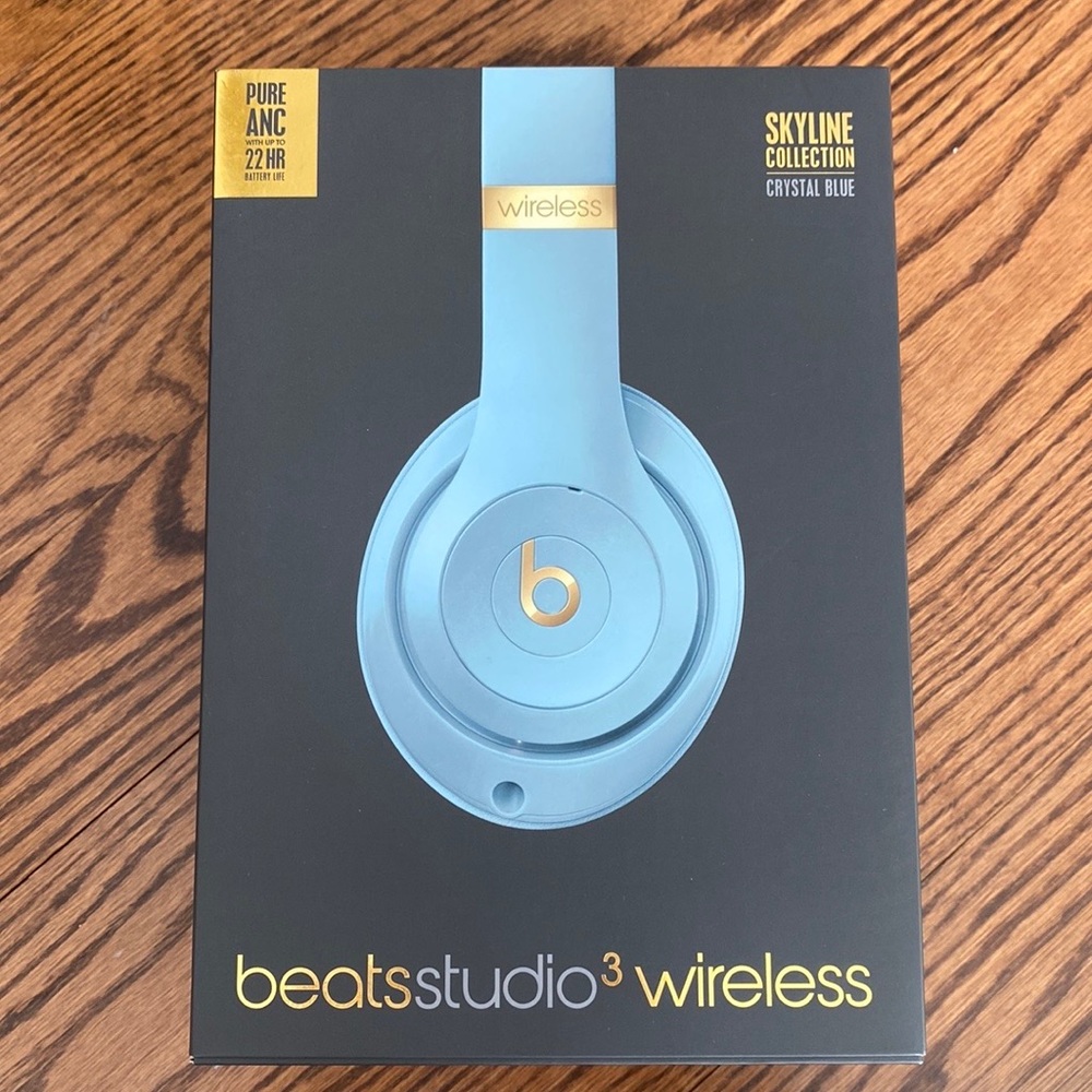 Beats Studio 3 wireless and noise cancelling headphones in crystal blue and gold - Picture 2 of 4